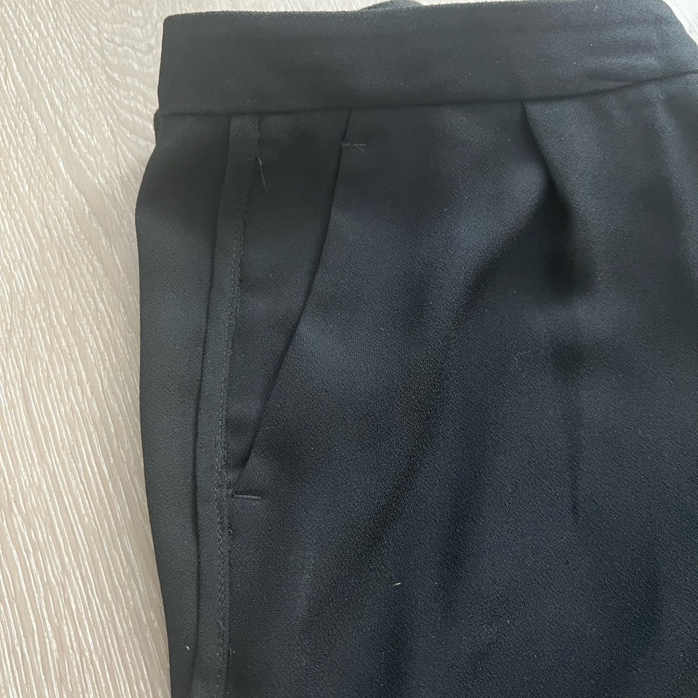 The cutest pants w details on the sides & bottom - Picture 4 of 6